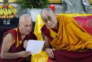 El Dalai Lama y su pequeño saltamontes anuncian que le sacan a venir a México. "Está pelón," anunciaron en el boletin de prensa.