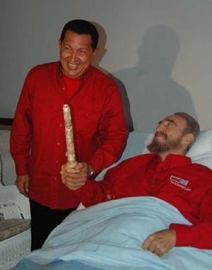 Hugo Chávez visitando a su amigo y modelo. "En Venezuela, la democracia está tan viva y fuerte como Fidel Castro."